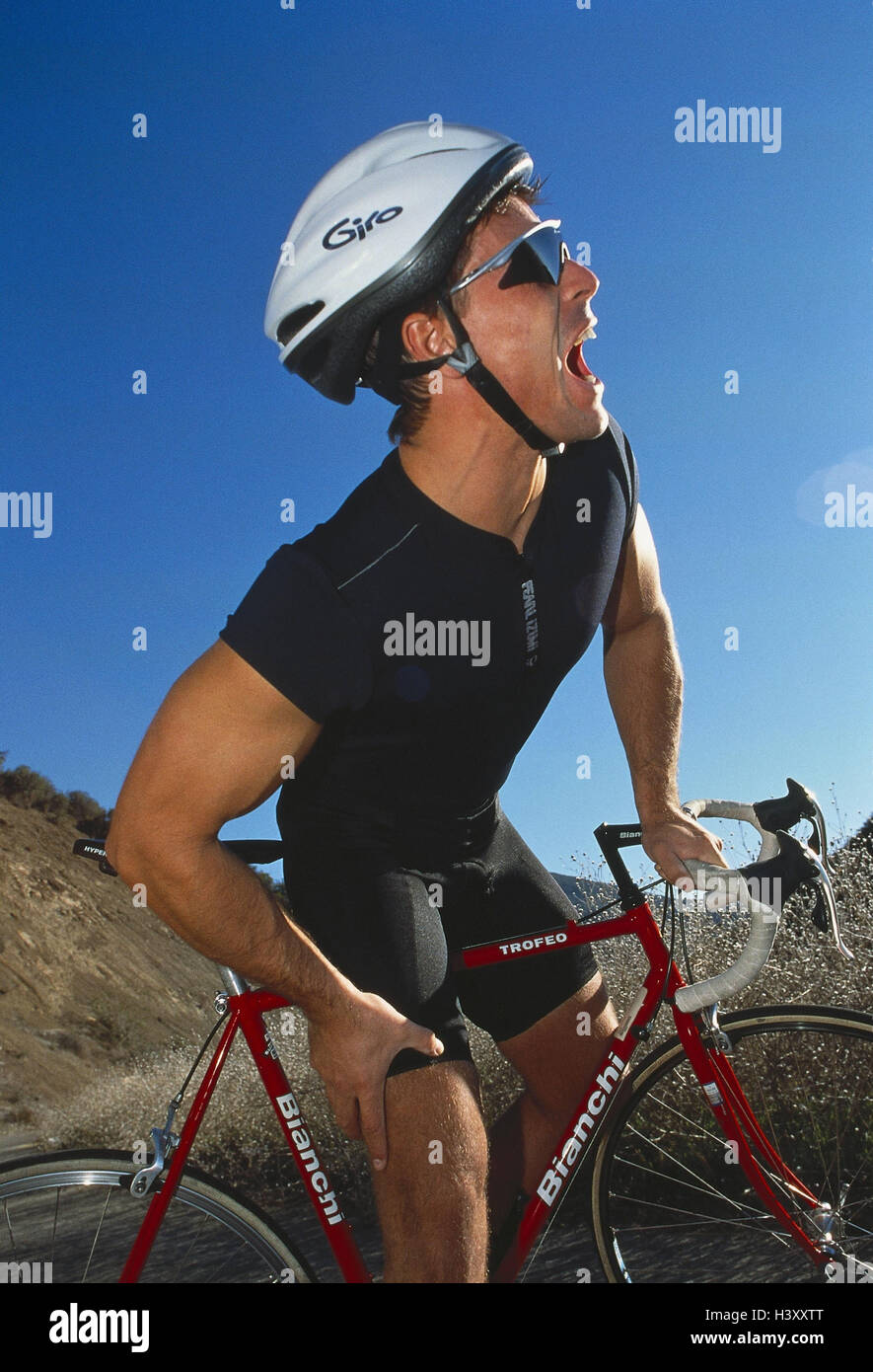Las Carreras Ciclistas Stand El Gesto El Femur Dolores Fuera Hombre Casco De Bicicleta Ciclismo Deporte Deportista Racing Radian Facial Reproduccion Distorsionada Con Dolor Dolor Calambres Lesiones Lesiones Distraccion Tension