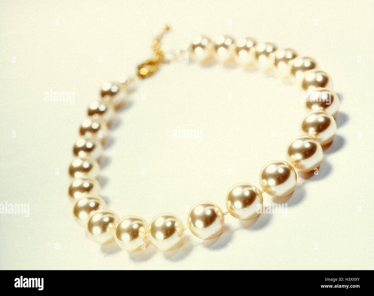 Bisutería, collar de perlas, perlas, collar blanco, Catena, perlas,  notablemente, el valor, la hermosamente, caras borrosas, sello Fotografía  de stock - Alamy
