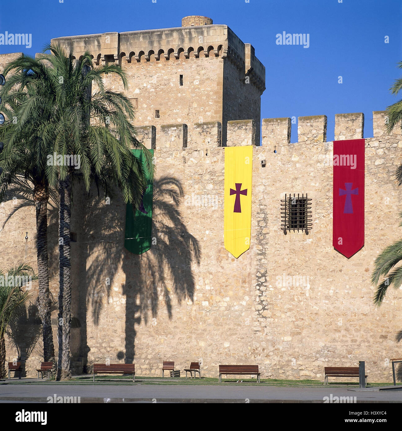 España, alces, el Palacio de Altamira, detalle, Fortaleza de la Senoria,  fortaleza, estructura, castillo, palmas, banderas Fotografía de stock -  Alamy