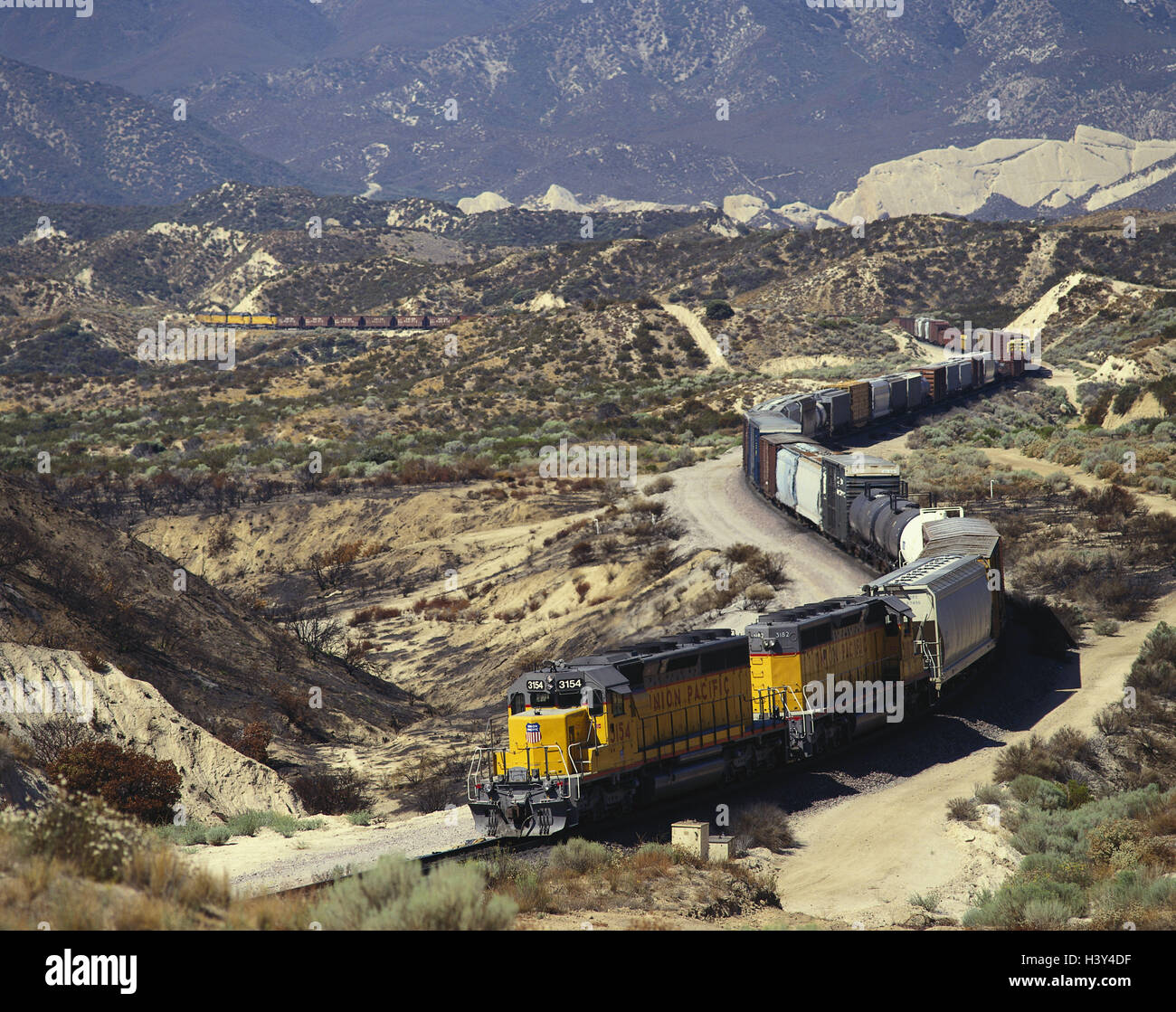 Los Estados Unidos California, Cajon pass, tren de mercancías, región  montañosa, tren, paisaje Fotografía de stock - Alamy