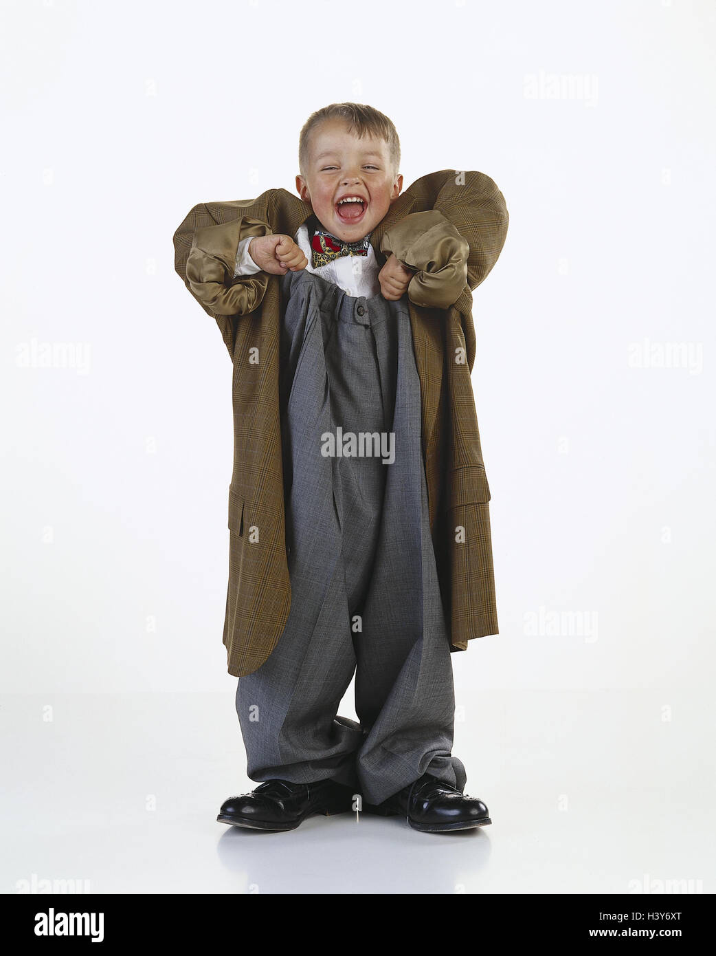 Chico, ropa, adulto reír, feliz, niños pequeños, traje, volar, talla grande,  enorme, studio, corte, humor Fotografía de stock - Alamy