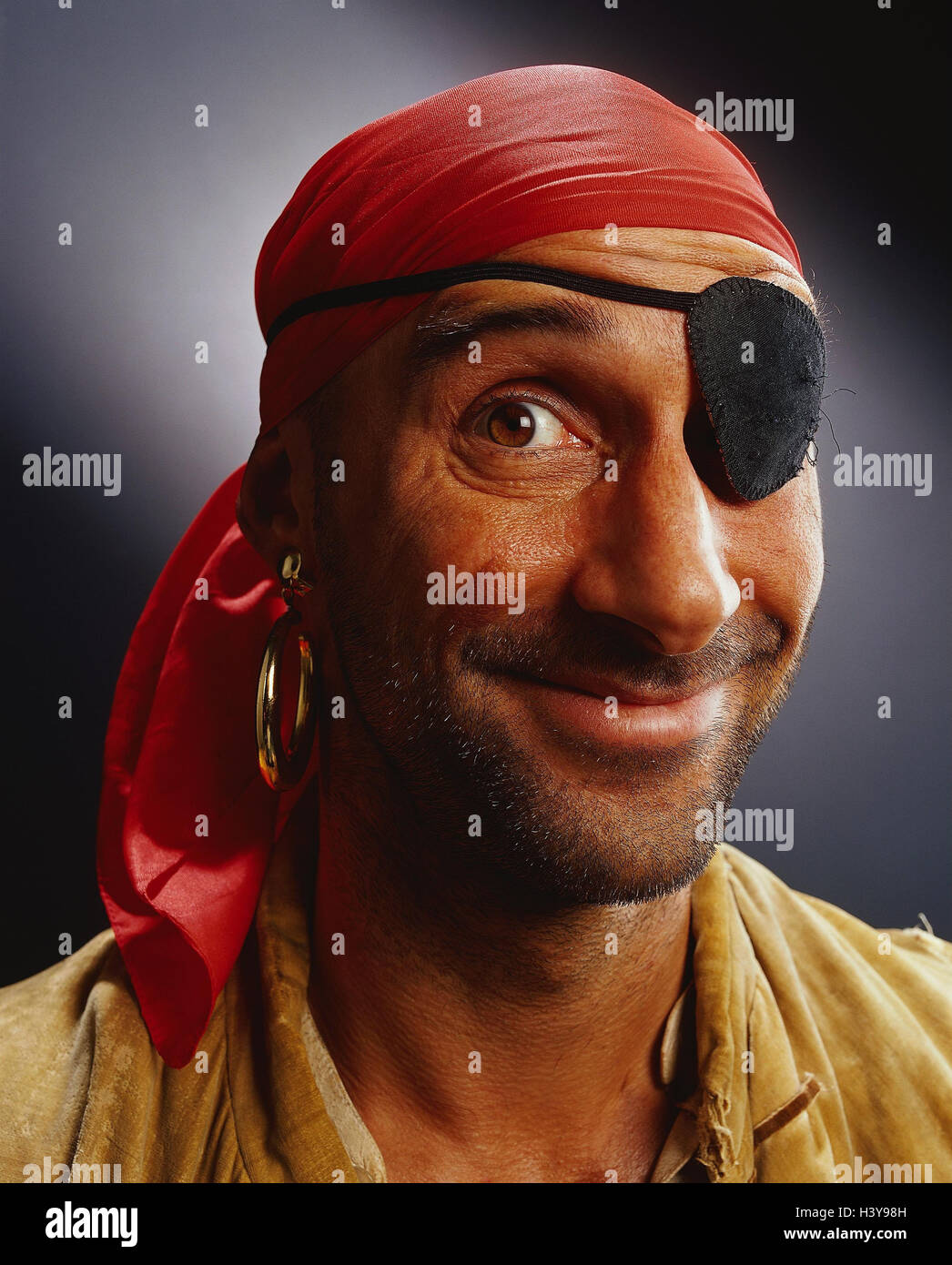 Pirata, parche en el ojo, la cara, la sonrisa, retrato, conceptos, hombre,  forro, vestuario, tuerto, zarcillo, velo, rojo, piratas, expresión, amable  sonrisa, studio Fotografía de stock - Alamy