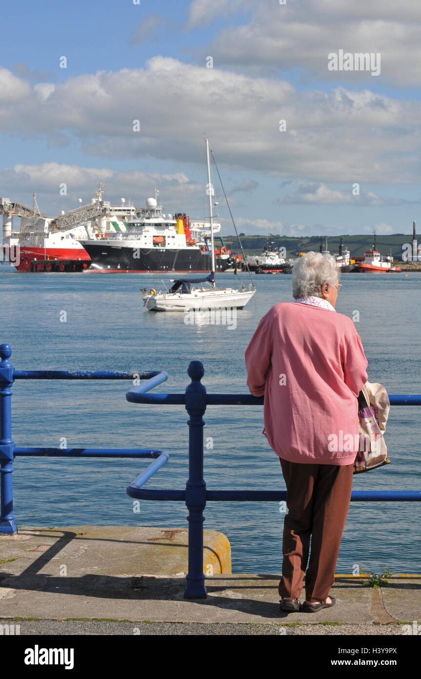 Un turista jubilado en Falmouth, Cornwall. Foto de stock