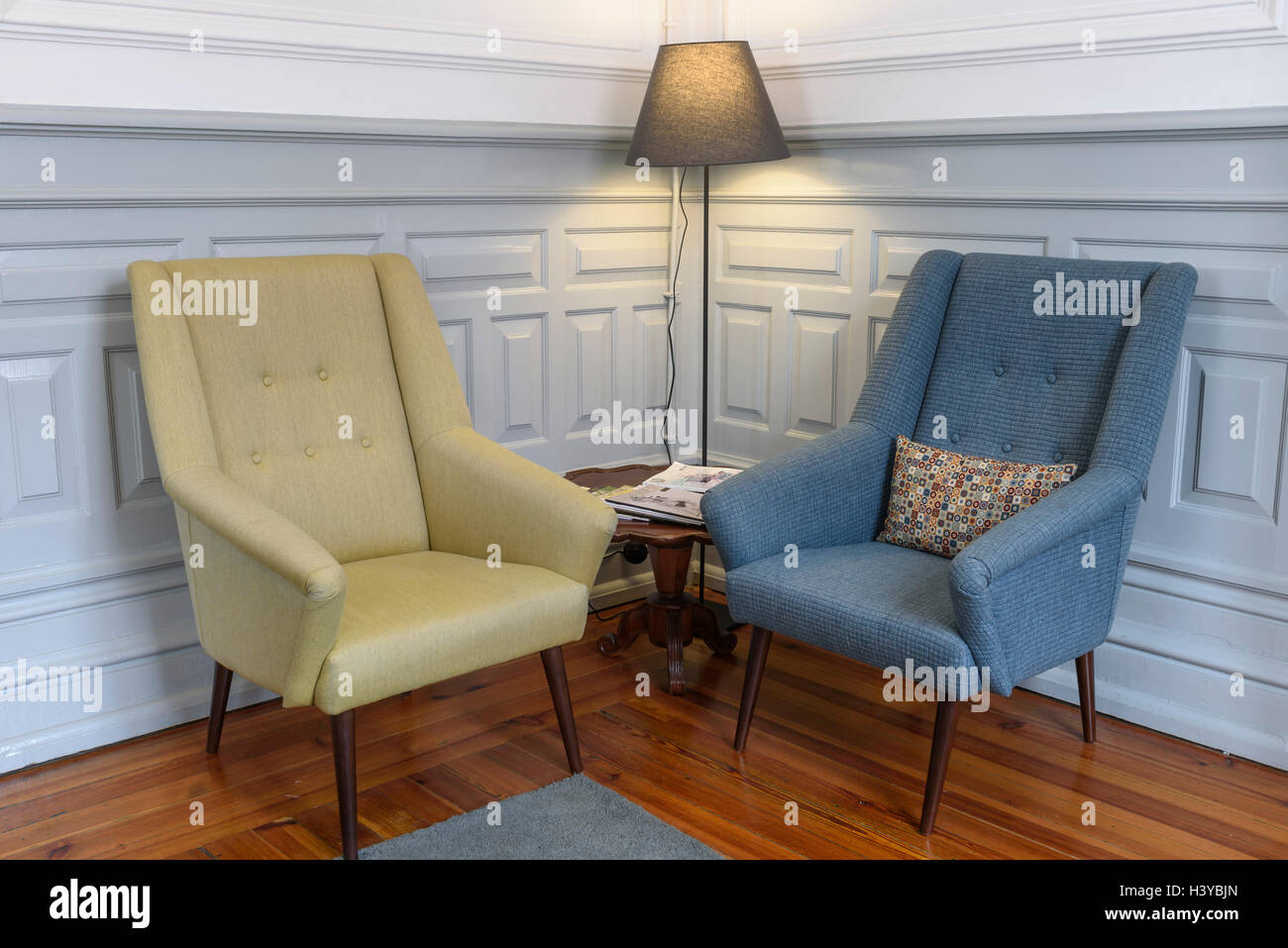 Dos sillones y una lámpara de pie en un rincón de lectura Foto de stock