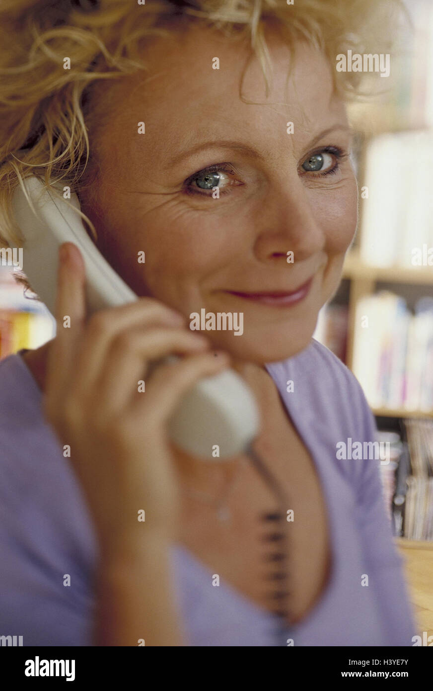 Mujer, persona de edad media, llamada, retrato, anciano, de 46 años, 40-50 años, teléfono, llamadas telefónicas, comunicaciones, telecomunicaciones, sonrisa, escuchar, feliz, alegría, interés, atención, cuidado, estado de ánimo positivo Foto de stock