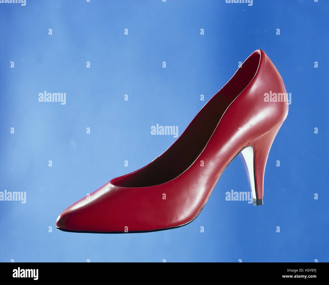 Bomba, rojo, Fotografía de productos, moda, zapatos, párrafo, mujer, zapatos  stiletto, el calzado, el calzado, el fondo azul Fotografía de stock - Alamy