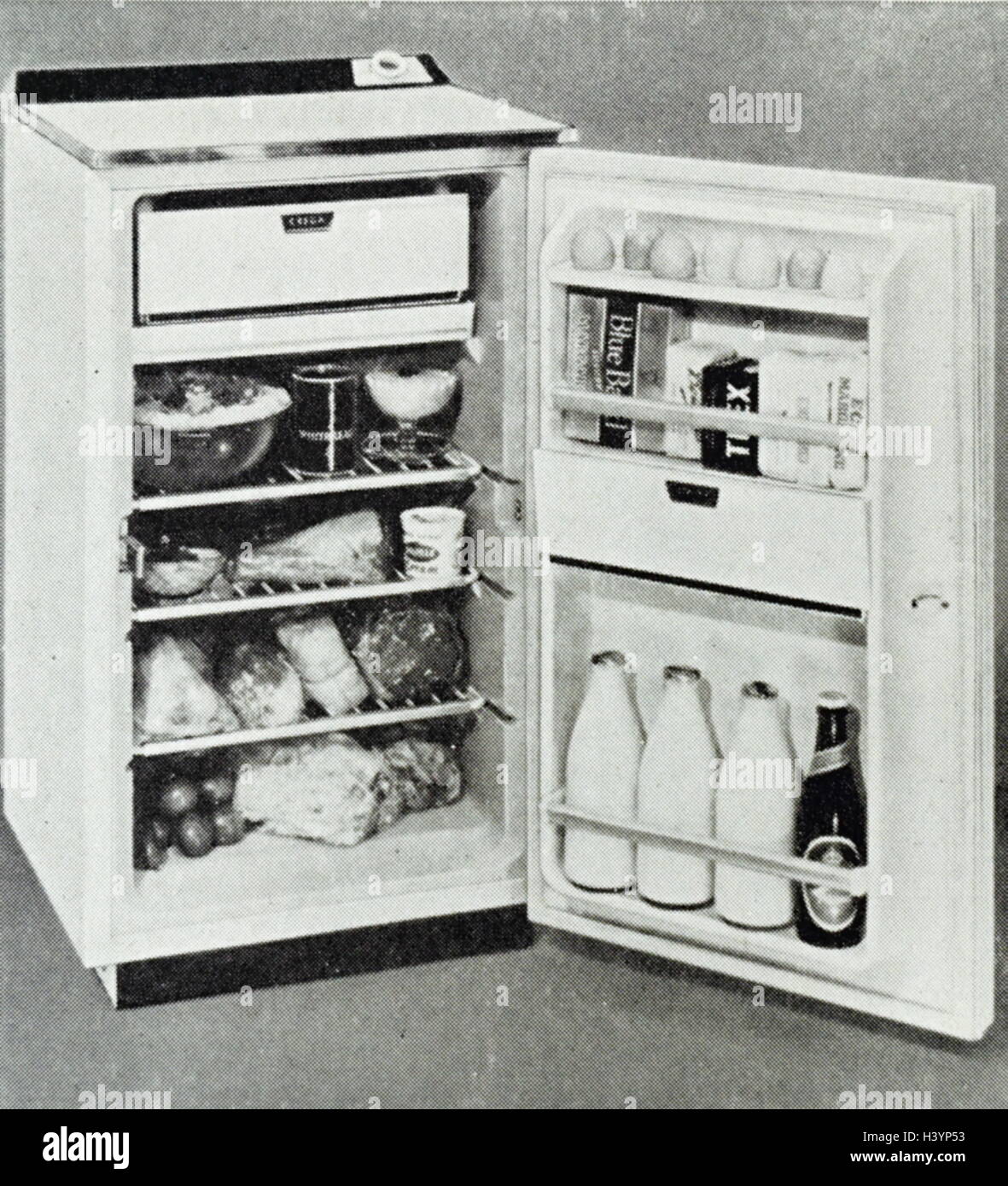 Un típico de ancho completo 1960 refrigerador. Fecha Siglo XX Foto de stock