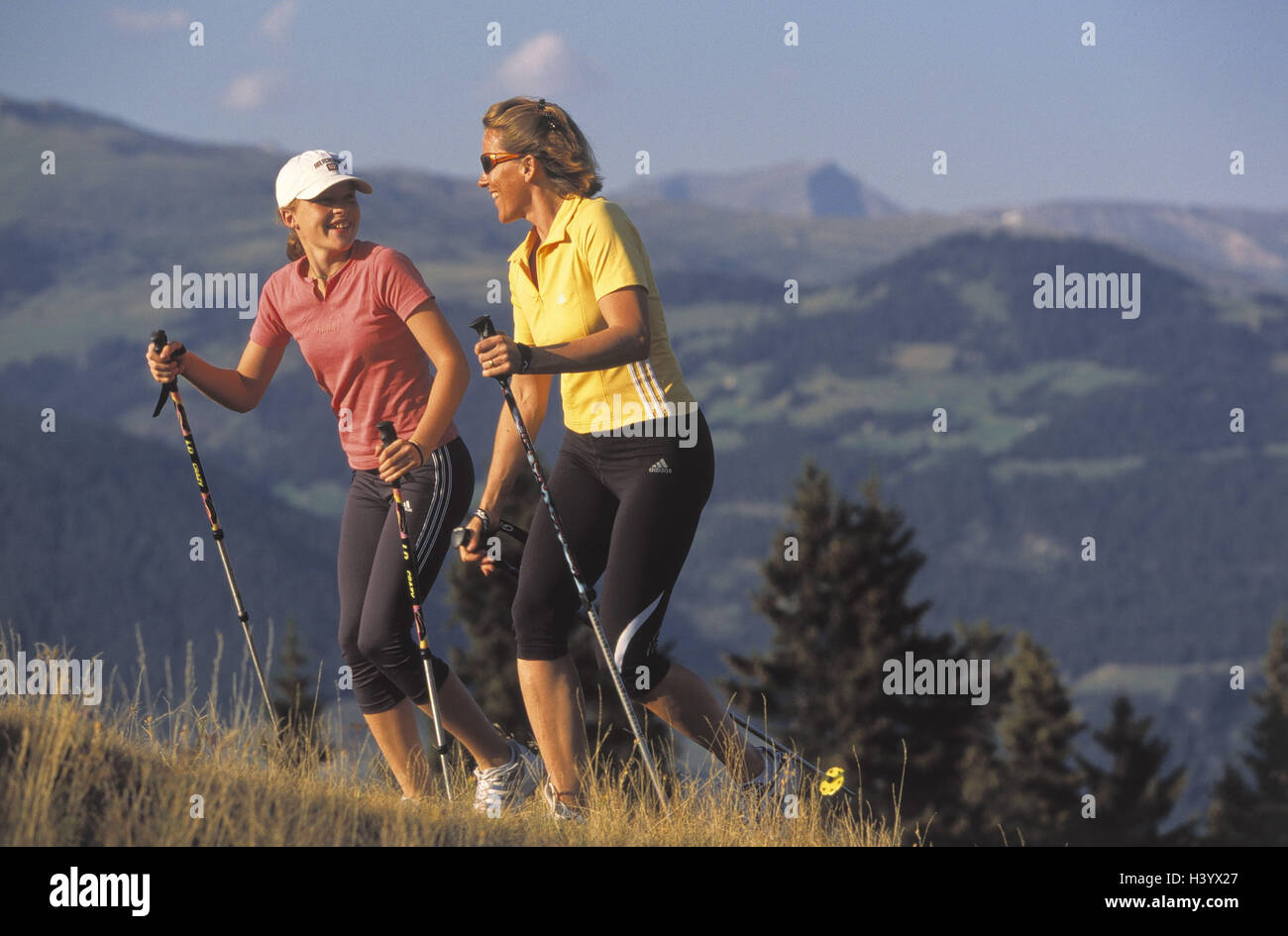 Tuerca, filial, telescopio pisos, mountain run, paisaje de montaña, el  verano, el tiempo libre, ocio, deporte, perseverancia, deporte, mujer, 36  años, niñas de 12 años, deportistas, dos generaciones, ropa deportiva,  corredores, movimiento