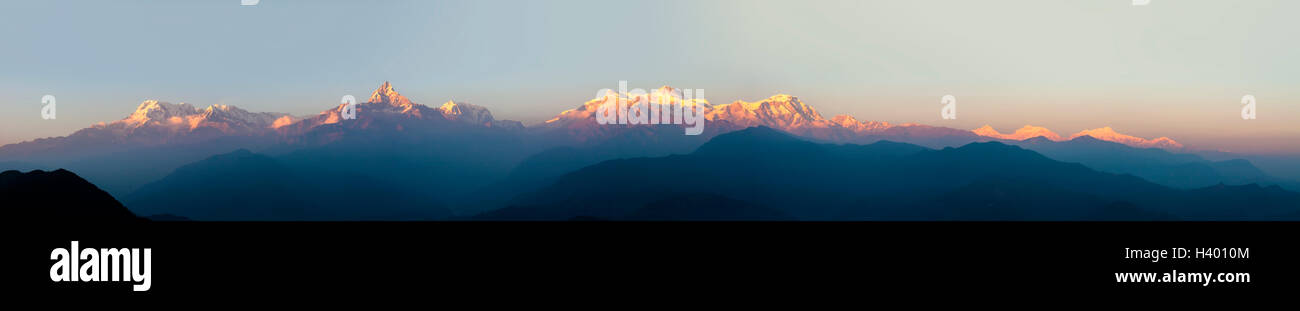 Panorama del Annapurna, en la cordillera del Himalaya. Vista del atardecer con hermosos colores en los blancos picos y valles profundos Foto de stock