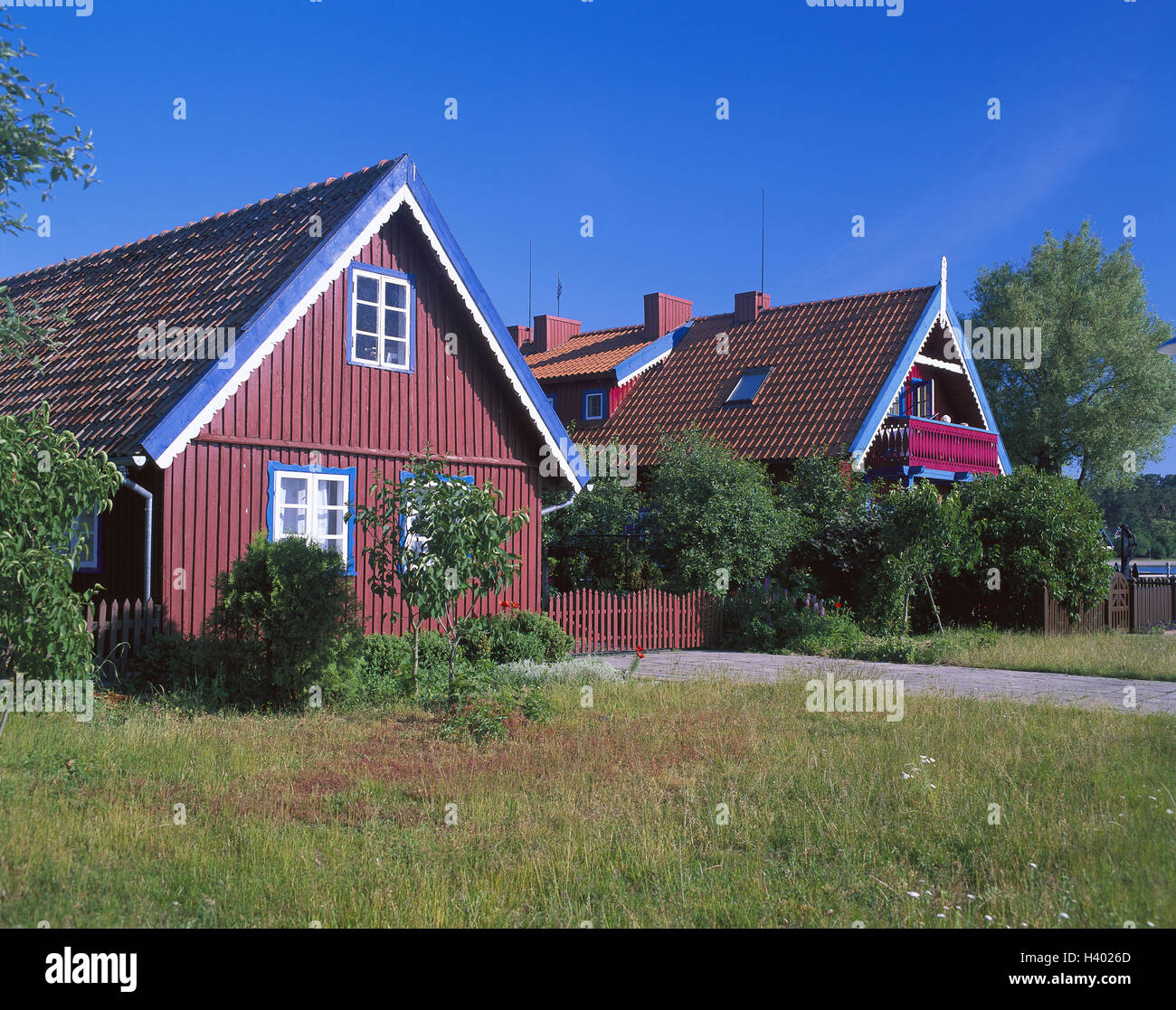 Lituania, Nida, casas residenciales, jardín, Europa, los Estados Bálticos Nordosteuropa, Lietuva, Lietuvos Respublika, casas de madera, fachada de madera, fachada, método de construcción, normalmente, la arquitectura, la pradera, forma, rurally, árboles, arbustos Foto de stock