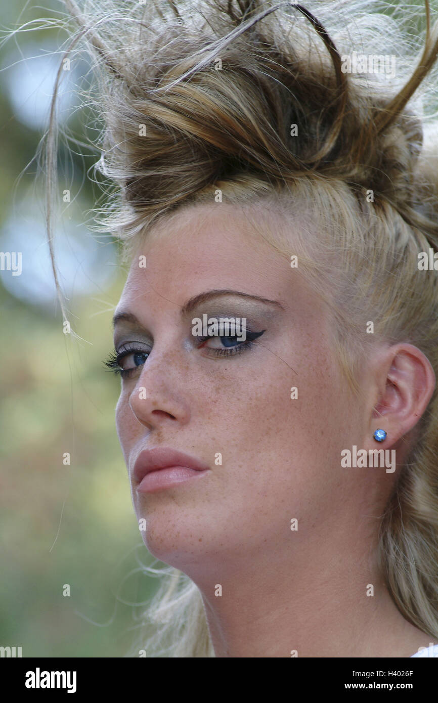 Mujer, joven, serio, livianos, retrato, personas jóvenes, de 21 años, las mujeres del retrato, la provocación, el estilo, el ver, arrogantemente, con arrogancia, provocando, greasepaint, compuesto, maquillaje, llamativamente, brillantemente, pelos, colgada, peinado, punkig, suciedad, moda, moda, 20-30 años Foto de stock