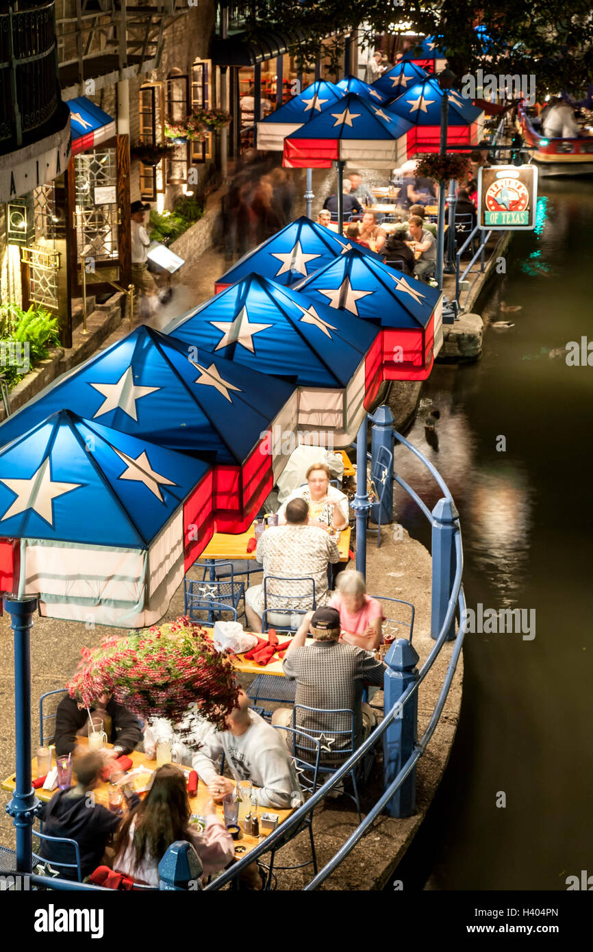 Estrella de Texas sombrillas y personas cenando en el Riverwalk de San Antonio, Texas, EE.UU. Foto de stock