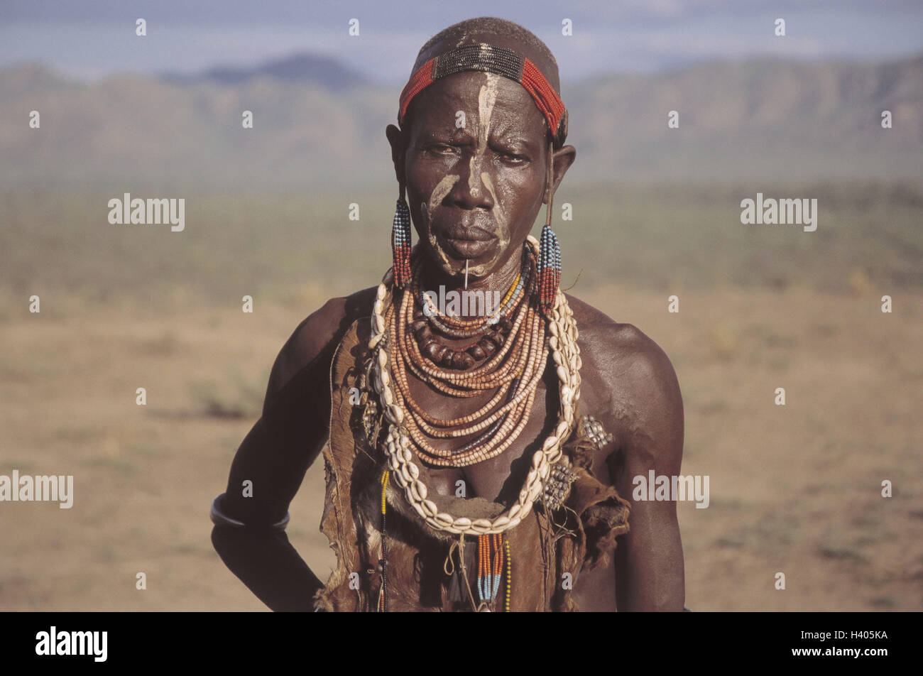 Etiopía, Omo, cuadrado de área mujer, labio inferior, uñas catena joyas, retrato, ningún modelo de liberación!, África del Norte, África oriental, el sur de Etiopía, Ityopia raza primitiva, cepa, cepa plaza, plaza de la mujer, los negros, africanos, etíope, delgados, libres par superior Foto de stock