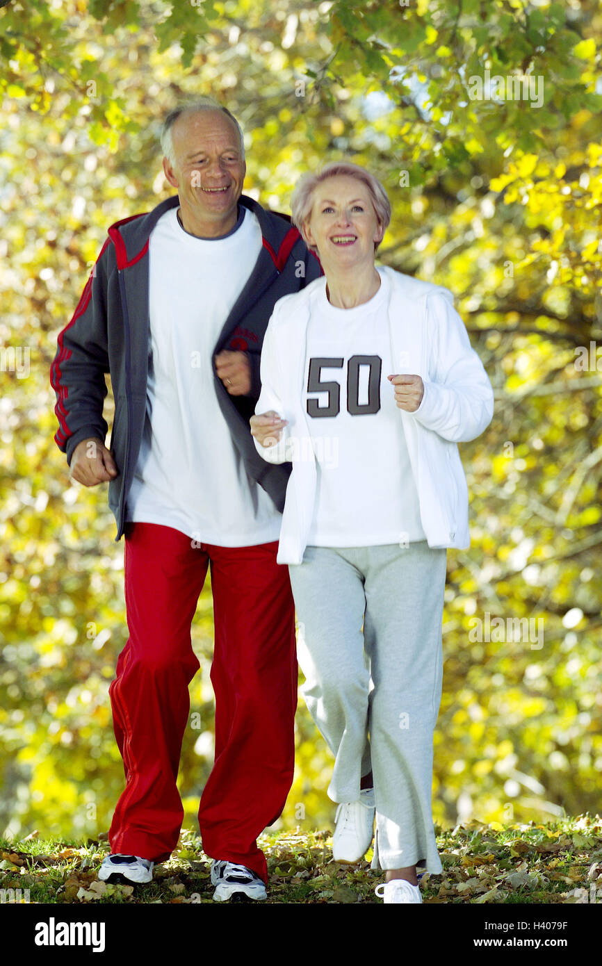 Park, la pareja de ancianos, trotar, Otoño, 55 - 65 años, la pareja, la tercera edad, lo mejor de todo, el emparejador de Agers, Jung-restante, deportista, cooperación, respeto, correr, correr, deporte, correr, movimiento sportily, fitness, actividad, tiempo libre, ocio, salud, conscientes de la salud, consciente del cuerpo, entrenamiento, running, divertido, felizmente, madera, ejecutar cross-country, conjuntamente, la alegría, el estilo de vida, autumnally, 50-60 años, 60-70 años, 50-60 años, 60-70 años Foto de stock