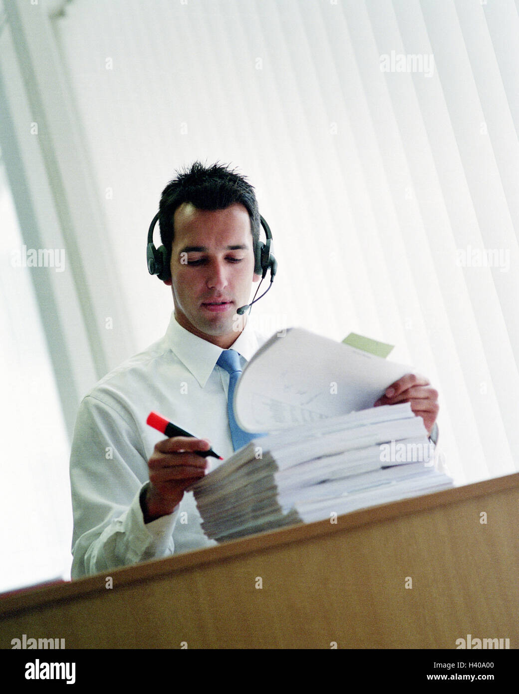 Dispositivo de auriculares de oficina para la ilustración de vector de  comunicación