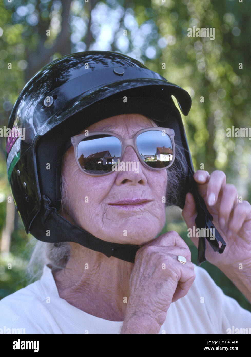 Senior, gafas de sol, casco de moto, retrato, mujer, pensionista, vieja  persona, gafas, casco, un casco de seguridad, Best Agers, la diversión, la  alegría, la alegría de la vida, curiosamente, divertida, emprendedor,