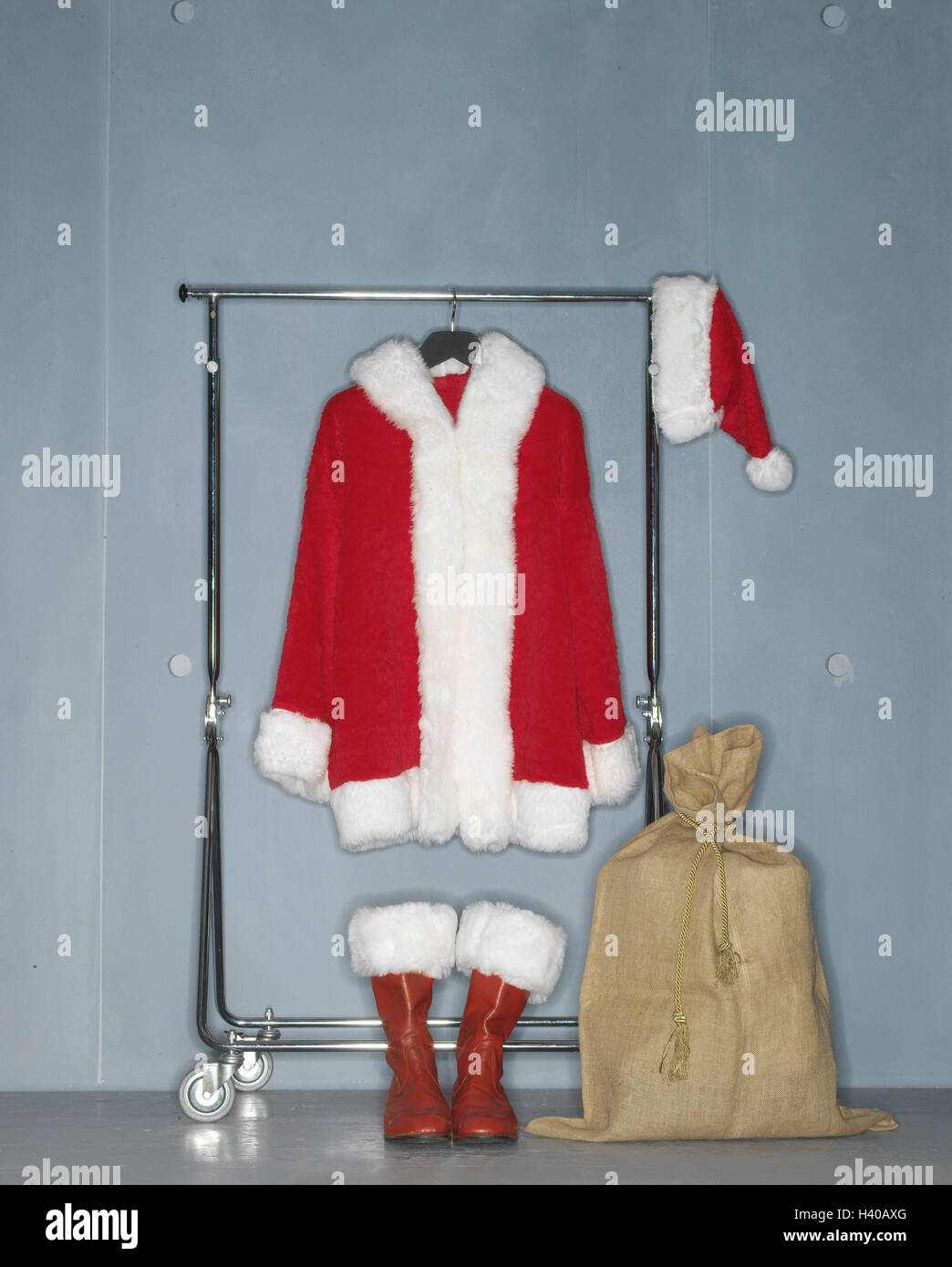 Llegada,navidad,Papá Noel,Santa Claus Santa Claus, tapa' Costume,boot,cap,traje,vestidor,fiestas,gunnysack,hallstand,perchero,prêt-à-stand,red,X-mas,yule tide Foto de stock