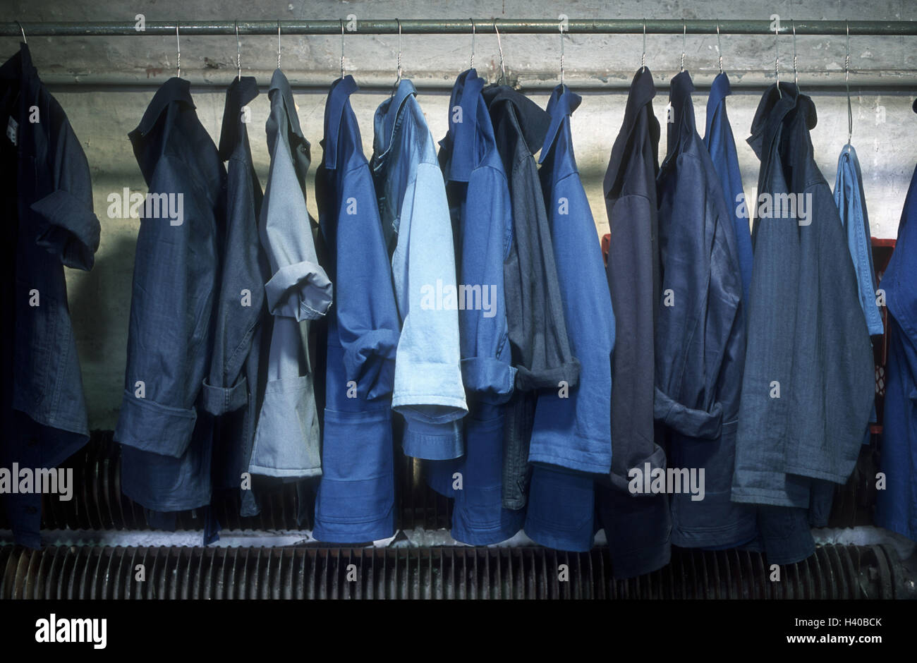 Armario, smock, empresa, fábrica, cubriendo, camisas de trabajo, Ropa de  trabajo, delantales, azul, colgar, cierre, romper, bancarrota, exposición,  trabajo de capa, la capa de servicio, opus estancado, tiempo de vacaciones,  el fin