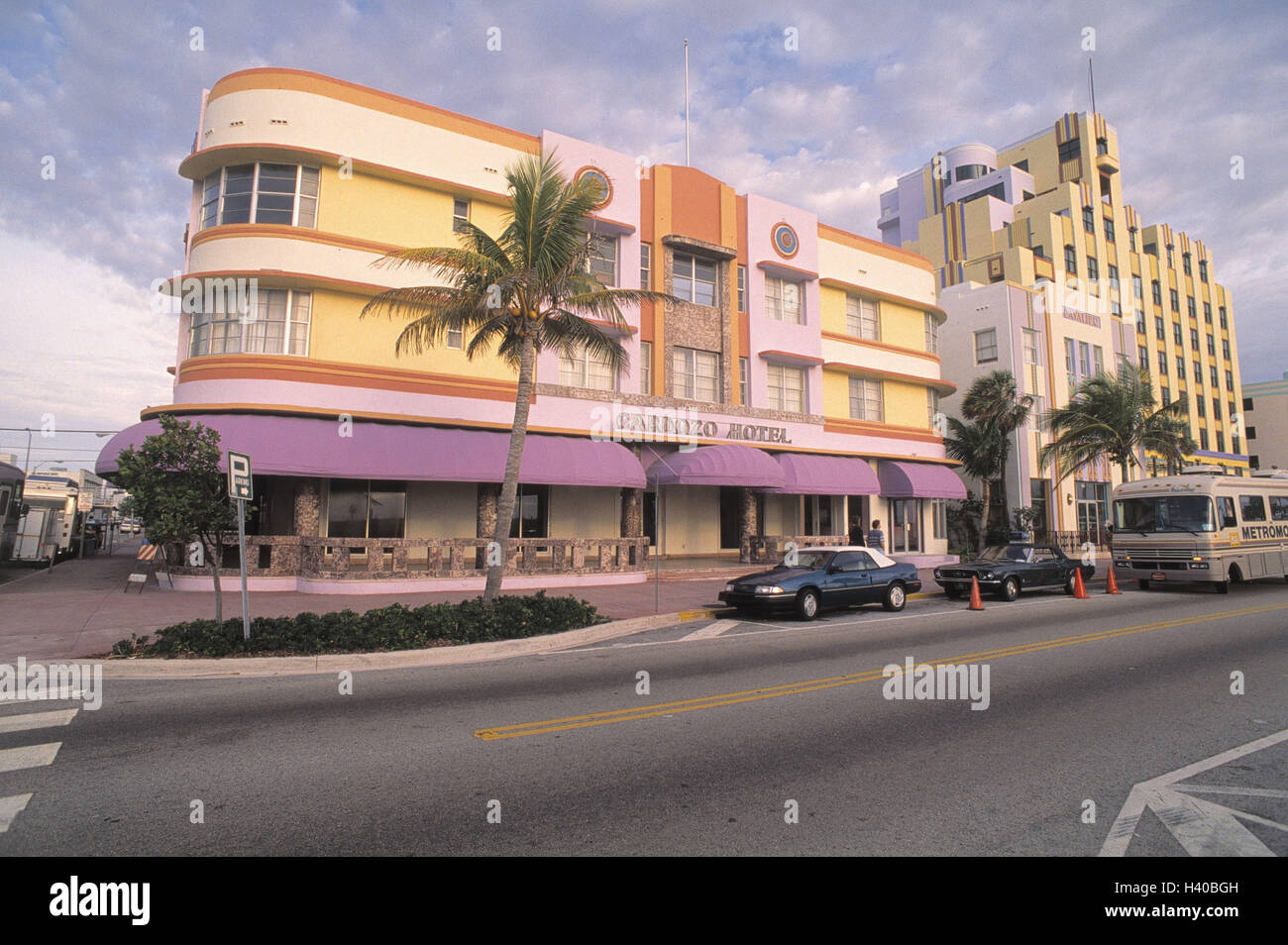 Los Estados Unidos, Florida, Miami Beach, tipo Deco District, Ocean Drive, terraza, escena en la calle, en la costa oriental de América, la ciudad, la casa de línea, tipo Deco's hotel, hoteles, edificios, estructuras, arquitectura, estilo arquitectónico, lugar de interés, la calle, el tráfico Foto de stock