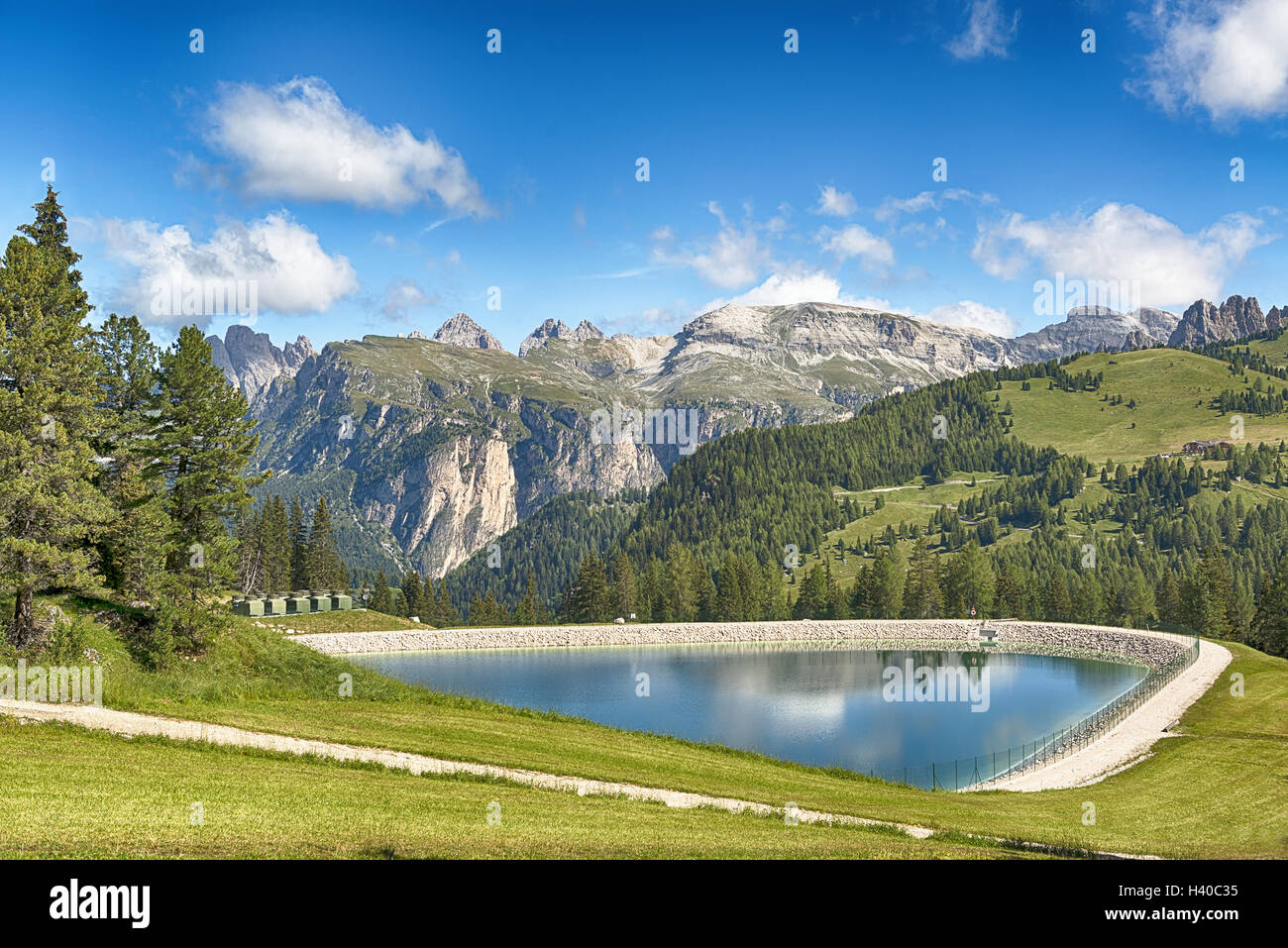 Lago artificial en las montañas con el cielo de fondo azul en la temporada de verano Foto de stock