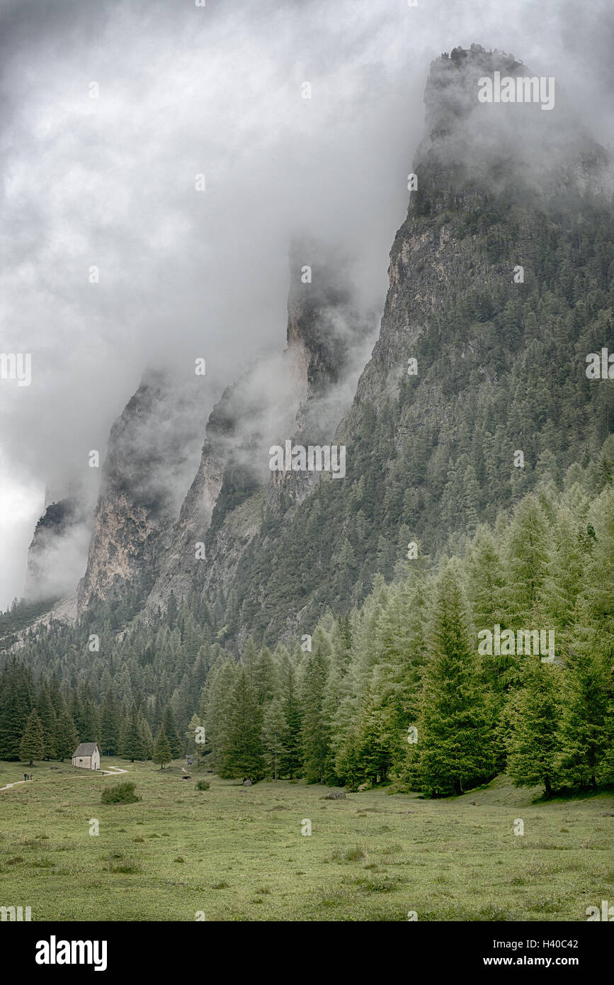 Valle Verde y las nubes encima de la cima de las montañas de Vallunga en un lluvioso día de verano, Alpes italianos Foto de stock