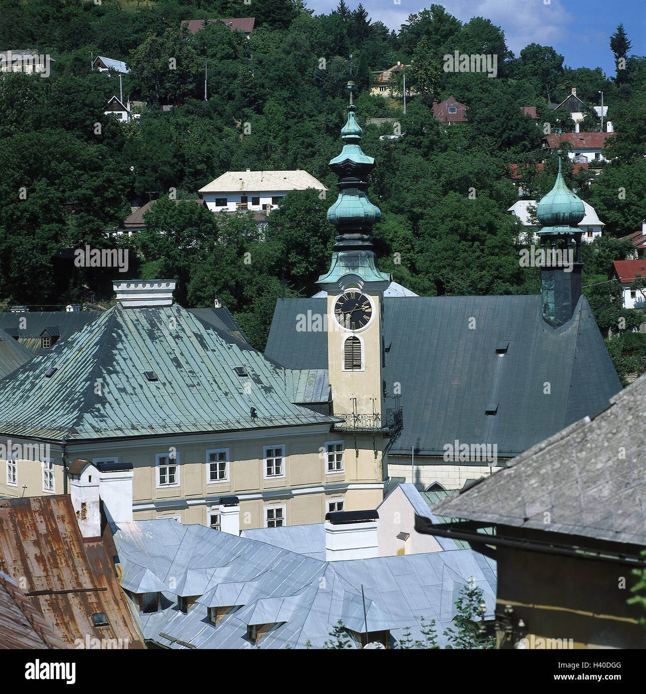 Eslovaquia, Banska Stiavnica, vista de la ciudad, City Hall, en Europa, en los Montes Metálicos eslovaca, ciudad minera, ver casas, madera, árboles, exterior, la República Eslovaca Foto de stock
