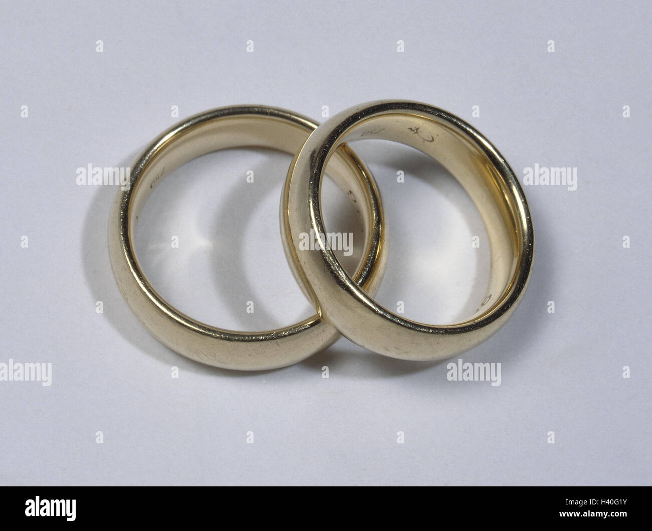 Bodegón de anillos de bodas de oro. Fondo romántico de joyas y matrimonio.  Stock Photo
