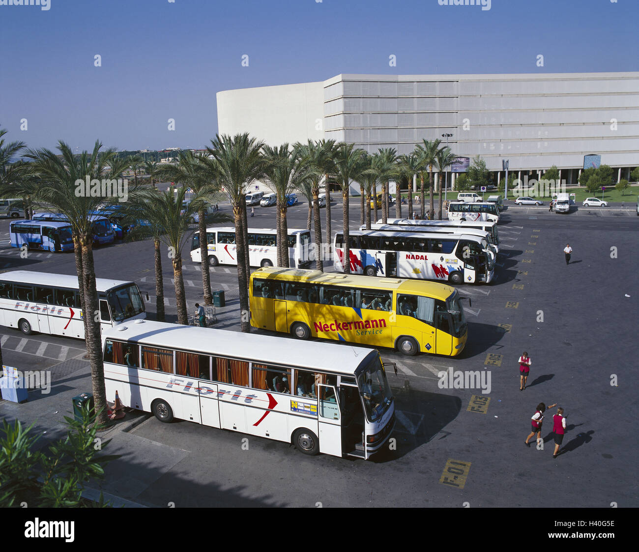 Airport parking buses fotografías e imágenes de alta resolución - Alamy