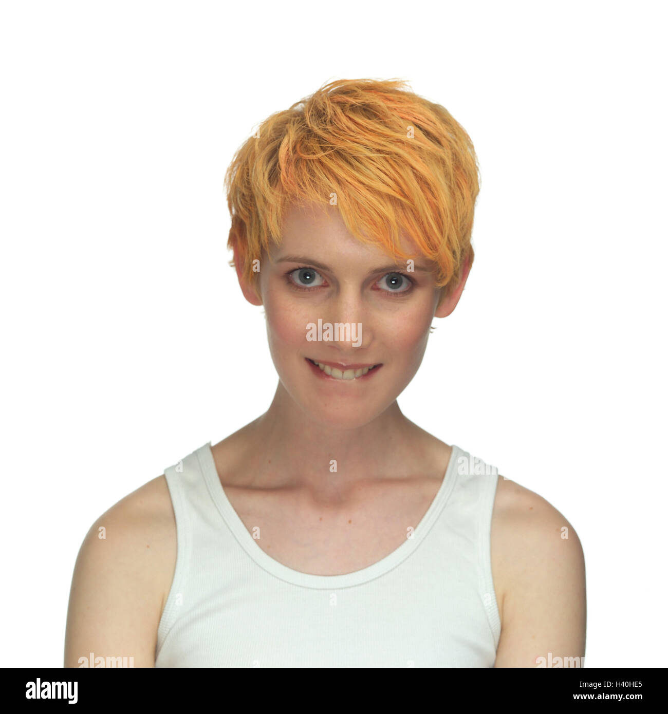 Mujer Jovenes Laicos Chaleco Retrato Modelo Liberado Studio Corte Expresion Escepticismo Culpabilidad Sentimiento De Culpabilidad Verguenza El Pelo Tenido De Rubio De Color Rojo Pelo Corto Peinado Fotografia De Stock Alamy