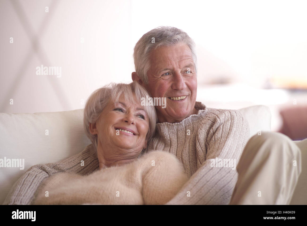 Sofá, parejas ancianas, recreación, abrazar, feliz pareja, 60 - 65 años,  vieja persona, mejor edad, el amor, la colaboración, el cariño, la  indemnización, la ternura, la sutura, feliz, tocar, por supuesto, descansar,