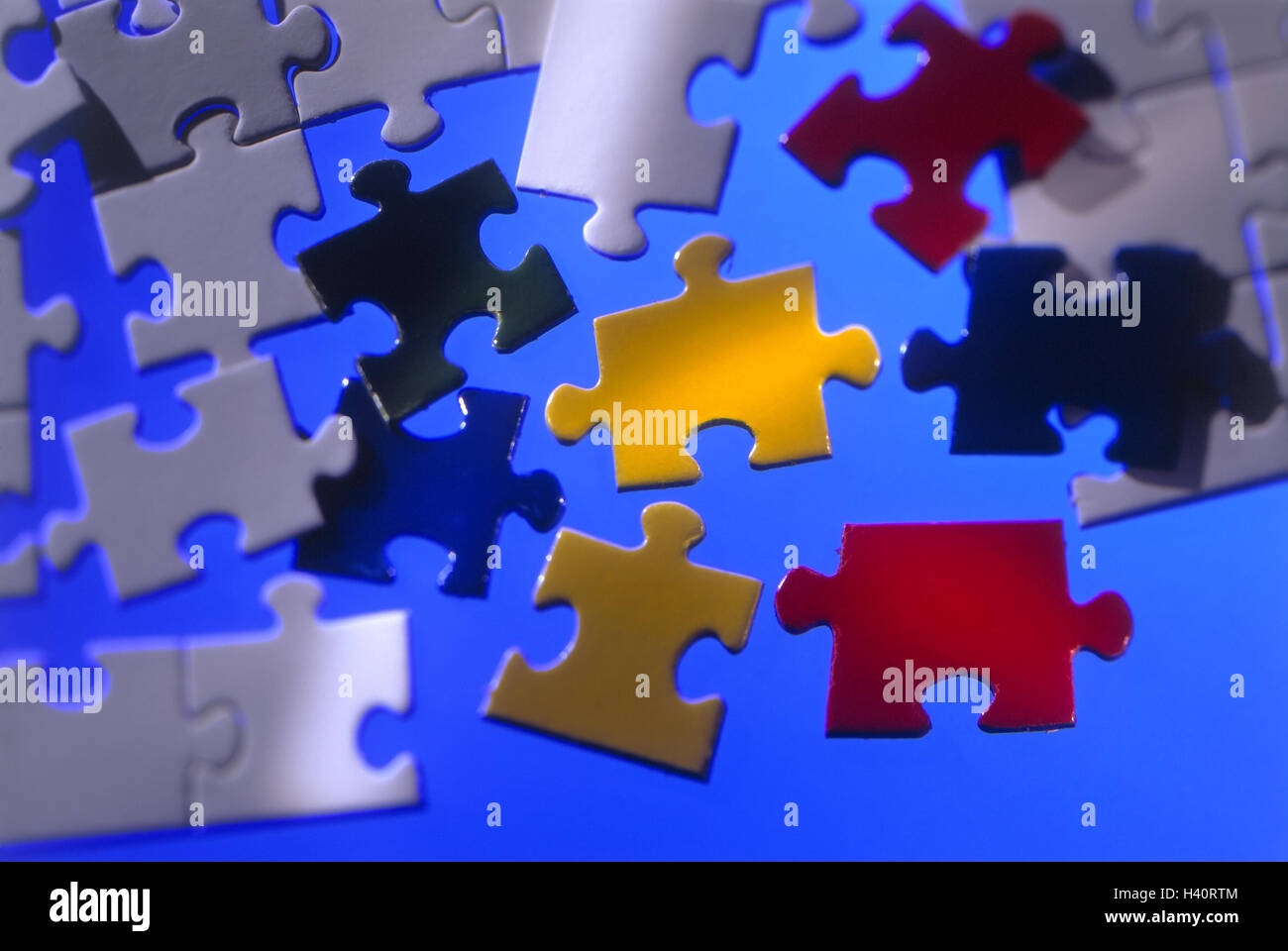 Jigsaw Puzzle, de cerca, la vida, la fotografía del producto, cortes,  piezas de rompecabezas, juegos, rompecabezas, rompecabezas, compatibilidad,  conexión, componer, pegar, complementar, completar, complementar,  brillantemente, detalle, desenfoque ...