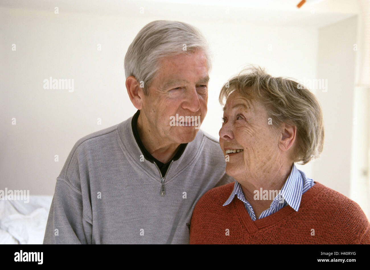 Las parejas ancianas, feliz sonrisa, retrato, jubilados, pareja, 70-80  años, jubilados, pensionistas, la pareja de anciano, la suerte, el amor, la  armonía, la feliz, se enamora, calidez, afecto, cercanía, compañerismo,  ternura Fotografía