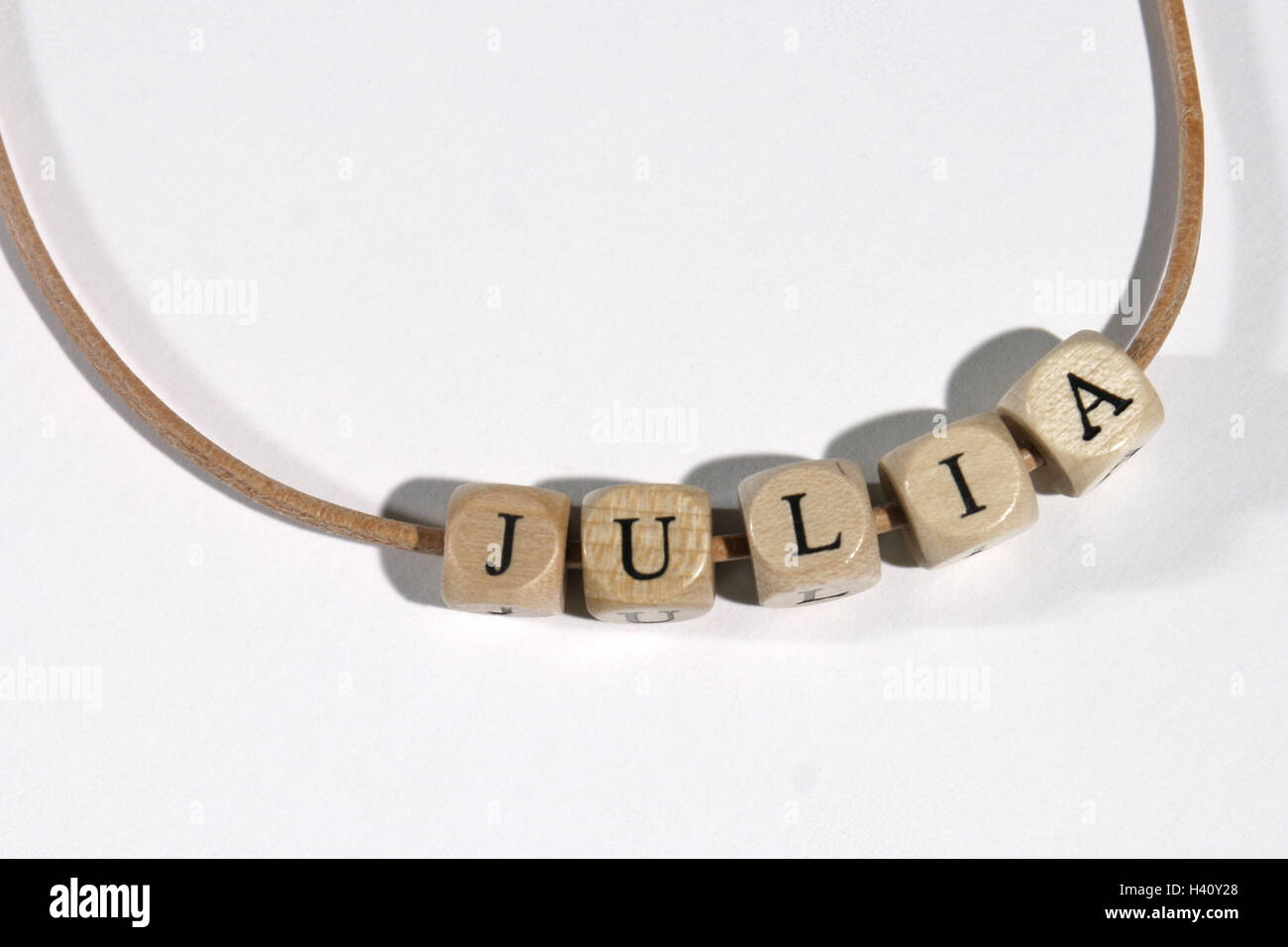 Collar de madera, cube, el nombre "Julia" pulsera, Catena, accidente  cerebrovascular, carta, joyería, bisutería, joyería, accesorios, moda  Fotografía de stock - Alamy