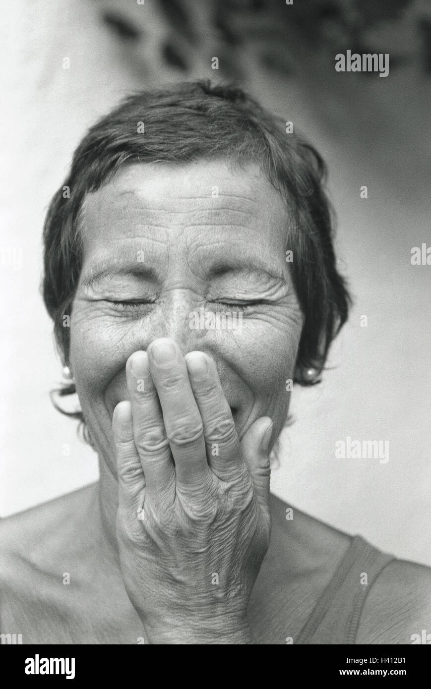 Mujer de mediana edad, riendo, mano, retrato, reproches b/w Foto de stock