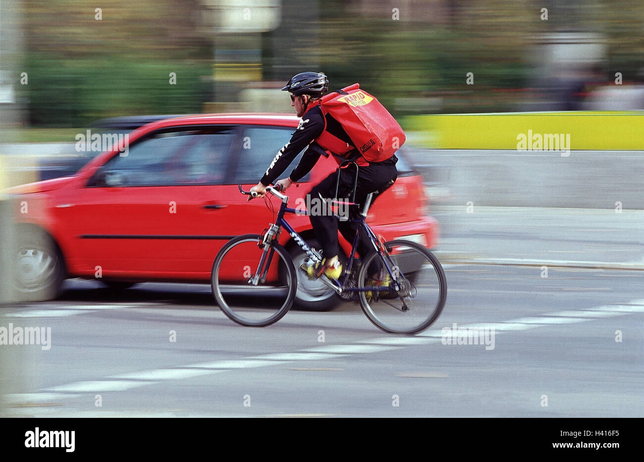 La ciudad, el tráfico, la bicicleta courier, calle, tráfico, autos, correo, servicio de mensajería, bicicleta, radian, bicicleta de montaña, el hombre, entrega, servicio Zustelldienst, prisa, ocupación, motion blur, ayudó a tirar, el desenfoque de movimiento Foto de stock