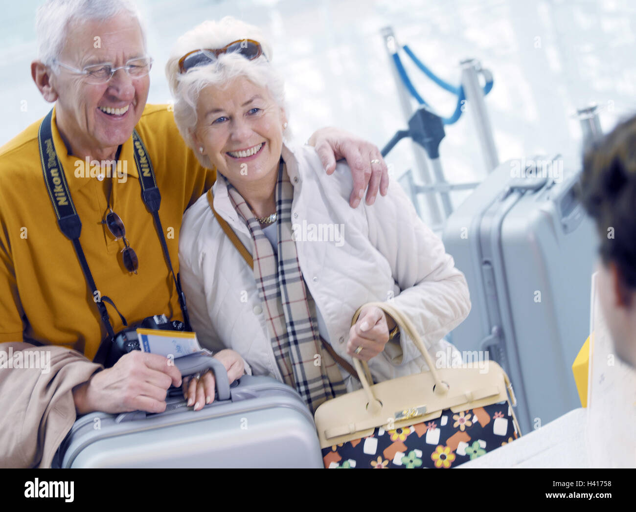 Aeropuerto, interruptor, trabajador de oficina, el detalle, la pareja de ancianos, check in, reír, informar el check in, el personal, el hombre, la tierra, el detalle de la tripulación, la pareja, los ancianos, los pasajeros, los pasajeros de las líneas aéreas, la asociación, las parejas casadas, la tercera edad, la mejor de todas las edades, turistas, información, afortunadamente, la alegría, el arroz, el viaje por aire, viajes al extranjero, vacaciones, vacaciones, viajes, volar, la alegría de la vida, iniciativa, montar, ágil, activa, activa, joven, los viajes restantes instar, turismo, estilo de vida, tuning positivamente Foto de stock