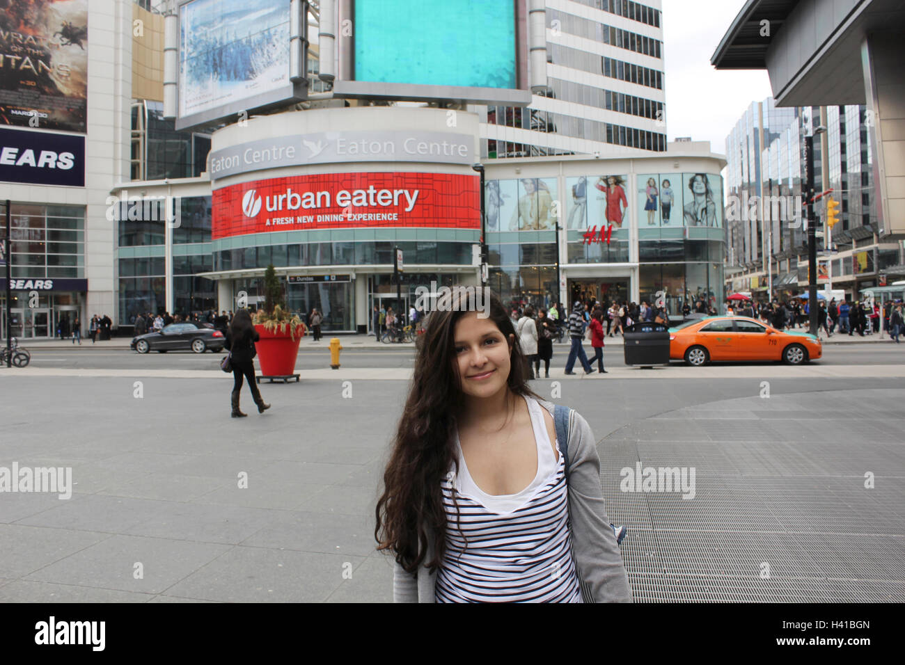 Niña peruana en el centro de Toronto, la Yonge Dundas Foto de stock