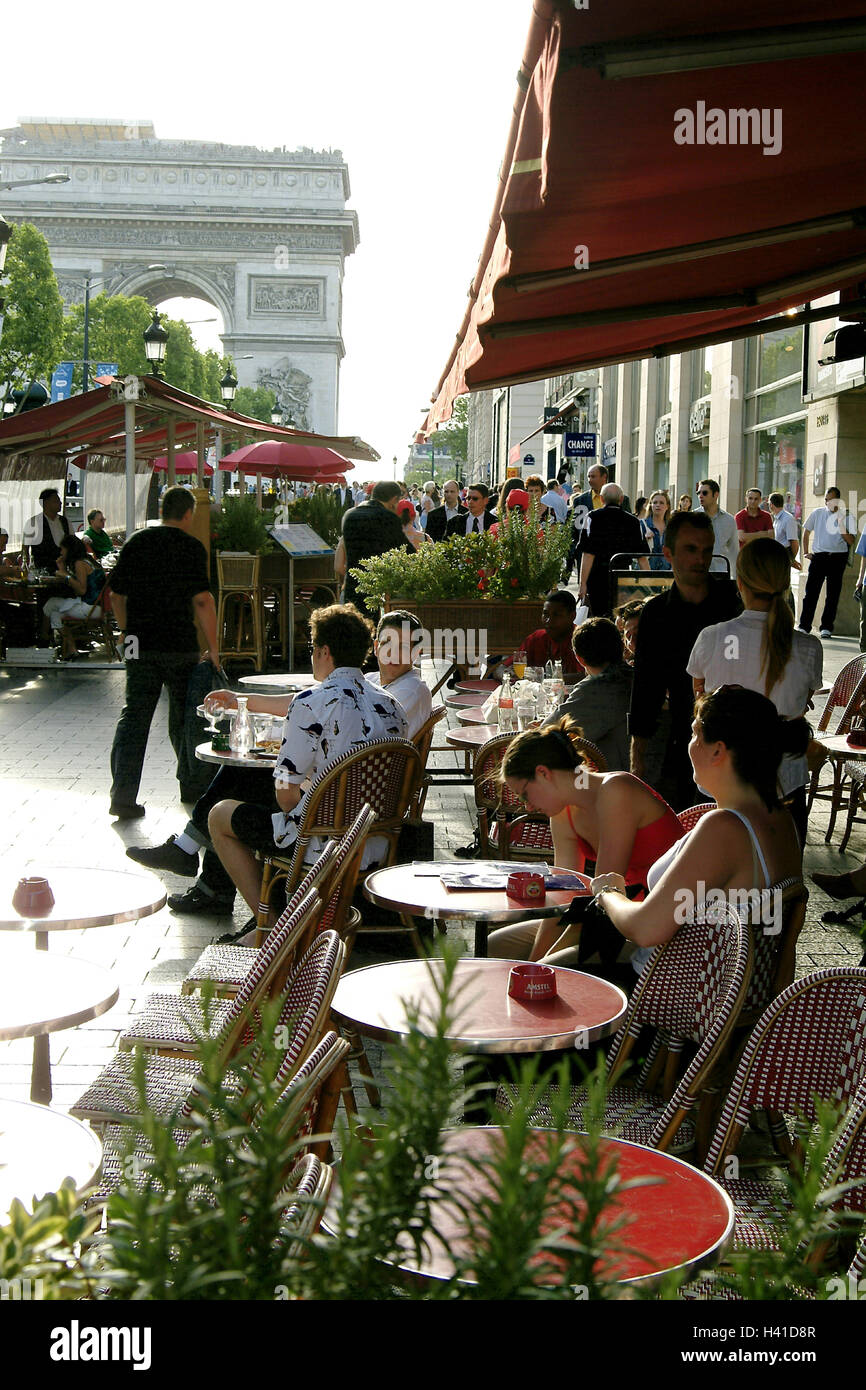 Francia, París, los Campos Elíseos, cafés, invitados, Arc de Triomphe