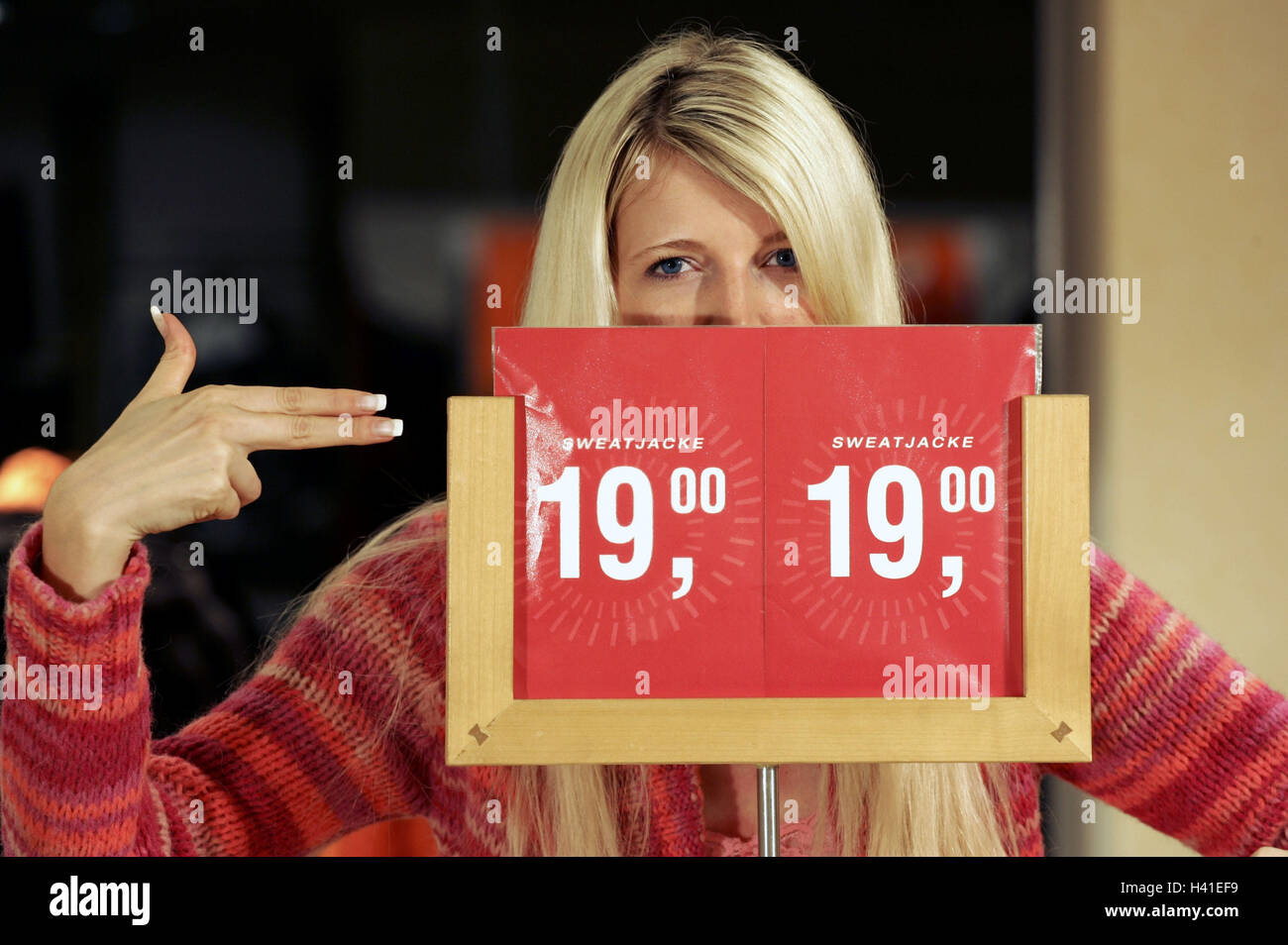 Mujer, joven, rubio, tiendas, ropa, marcas de precios, los gestos, la sugerencia de consumo, negocios, tiendas, letreros, precios, compra, compras, moda, moda, ropa, atención al cliente, entre 20 y 30 años,