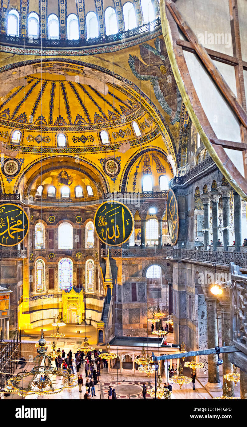 El interior de la Catedral de Santa Sofía Hagia Sophia desde su segunda  planta en Estambul Fotografía de stock - Alamy