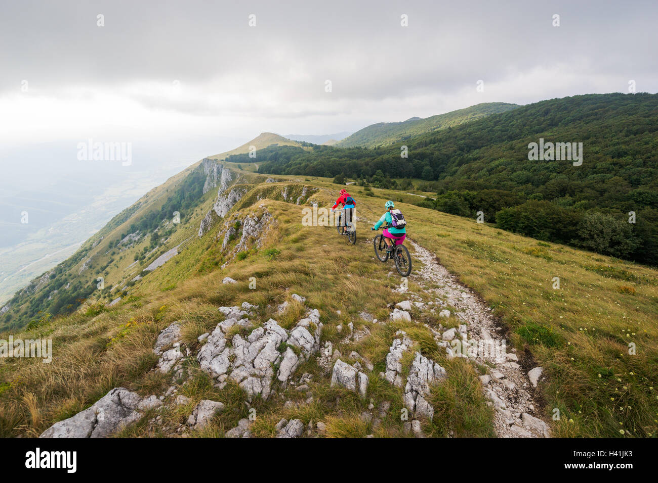 Dos personas, el ciclismo de montaña en un camino cerca de Vipava, en Eslovenia Foto de stock