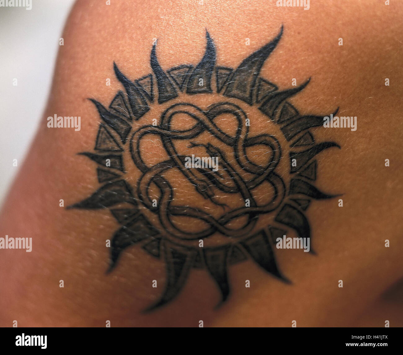 Tatuaje de la parte superior del brazo fotografías e imágenes de
