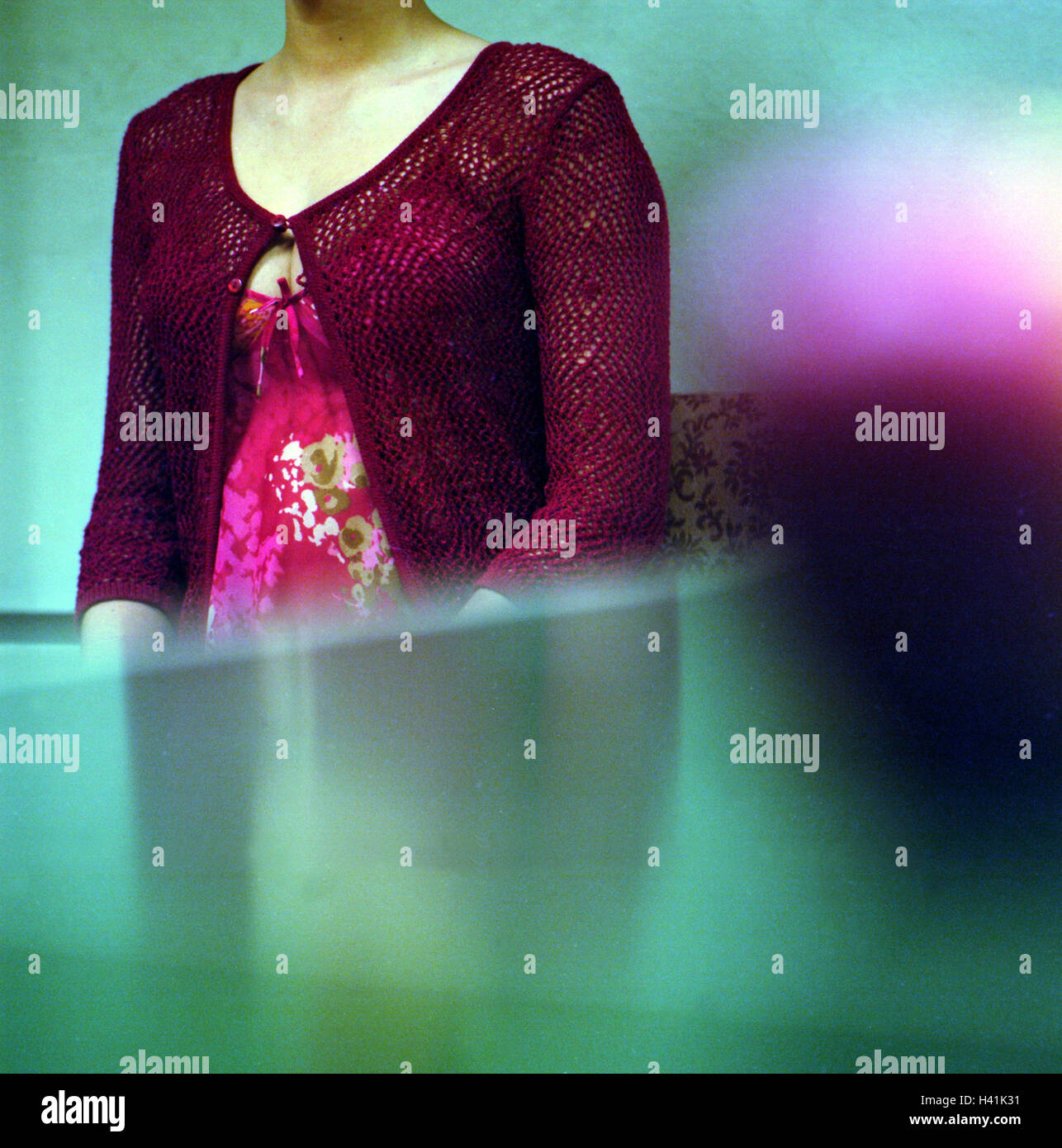 Mujer embarazada, vestimenta, Cardigan, detalle, embarazada, gestación,  joven, parte superior del cuerpo, hecho de ropa, ropa de verano, chaqueta,  soporte, en el interior, muy cerca Fotografía de stock - Alamy