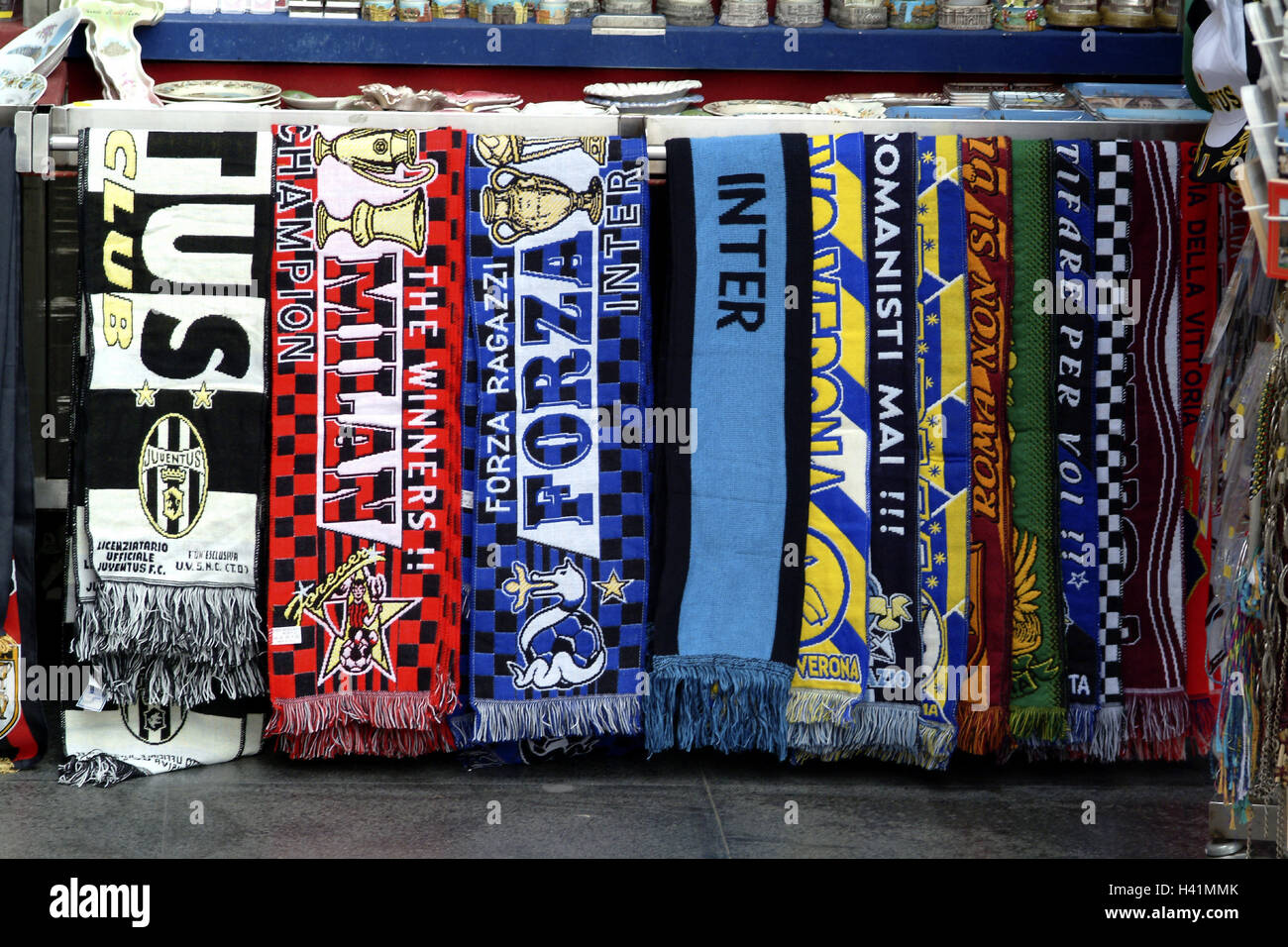Fan scarfs fotografías e imágenes de alta resolución -