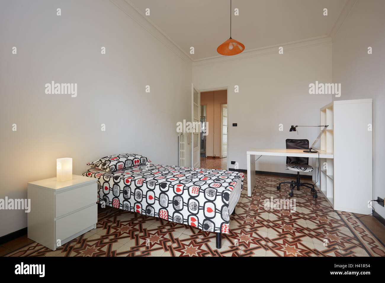 Interior del dormitorio con cama individual en apartamento normal Foto de stock