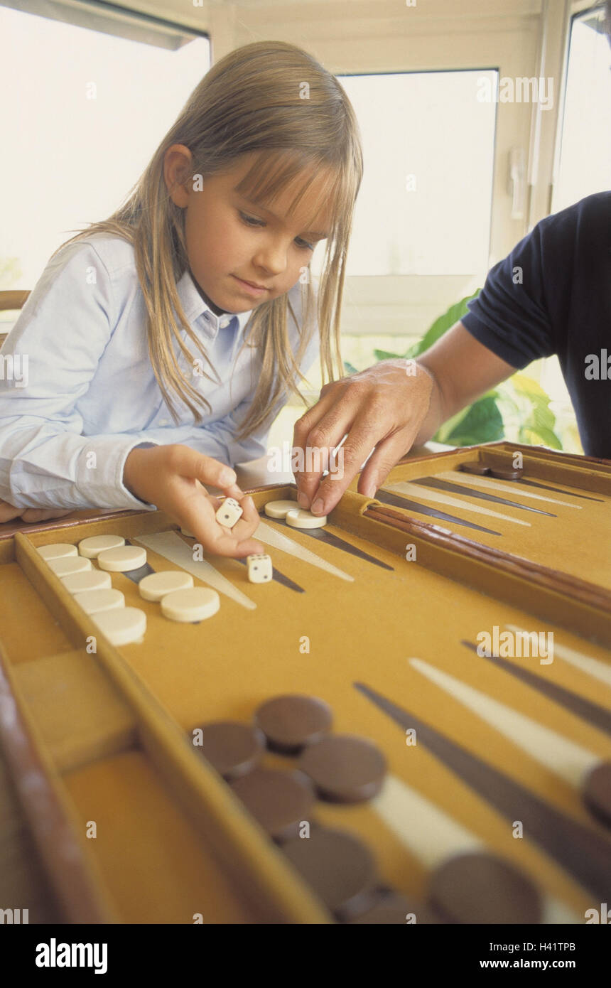 Salas de estar, filial, padre, detalle, jugar al backgammon, tiempo de  ocio, hombre, niño, niña, juego de tablero, dados, truco, truco vía vía  juego, juego de backgammon, el uno con el otro,