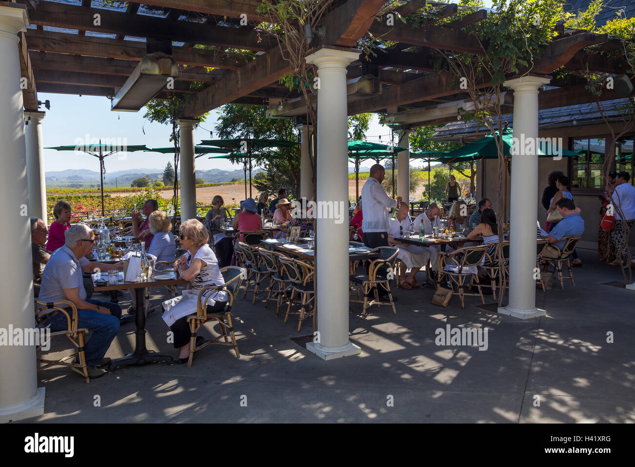 La gente, los turistas, comer, cenar, terraza al aire libre, restaurante de estilo rústico, Francis Ford Coppola Winery, Geyserville, Alexander Valley, California. Foto de stock