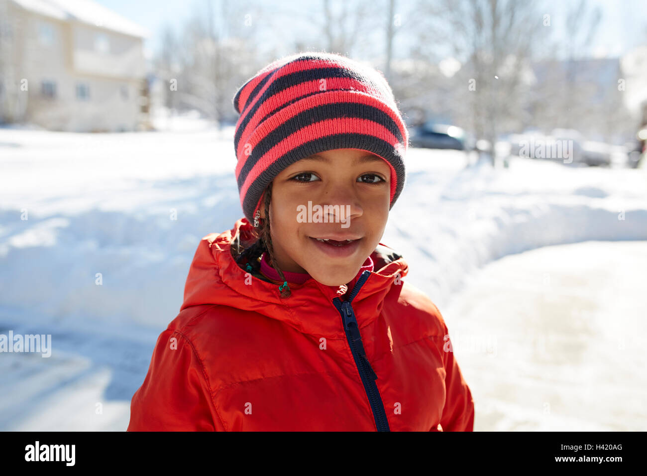 Persona con gorro y abrigo de invierno fotografías e imágenes de alta  resolución - Alamy