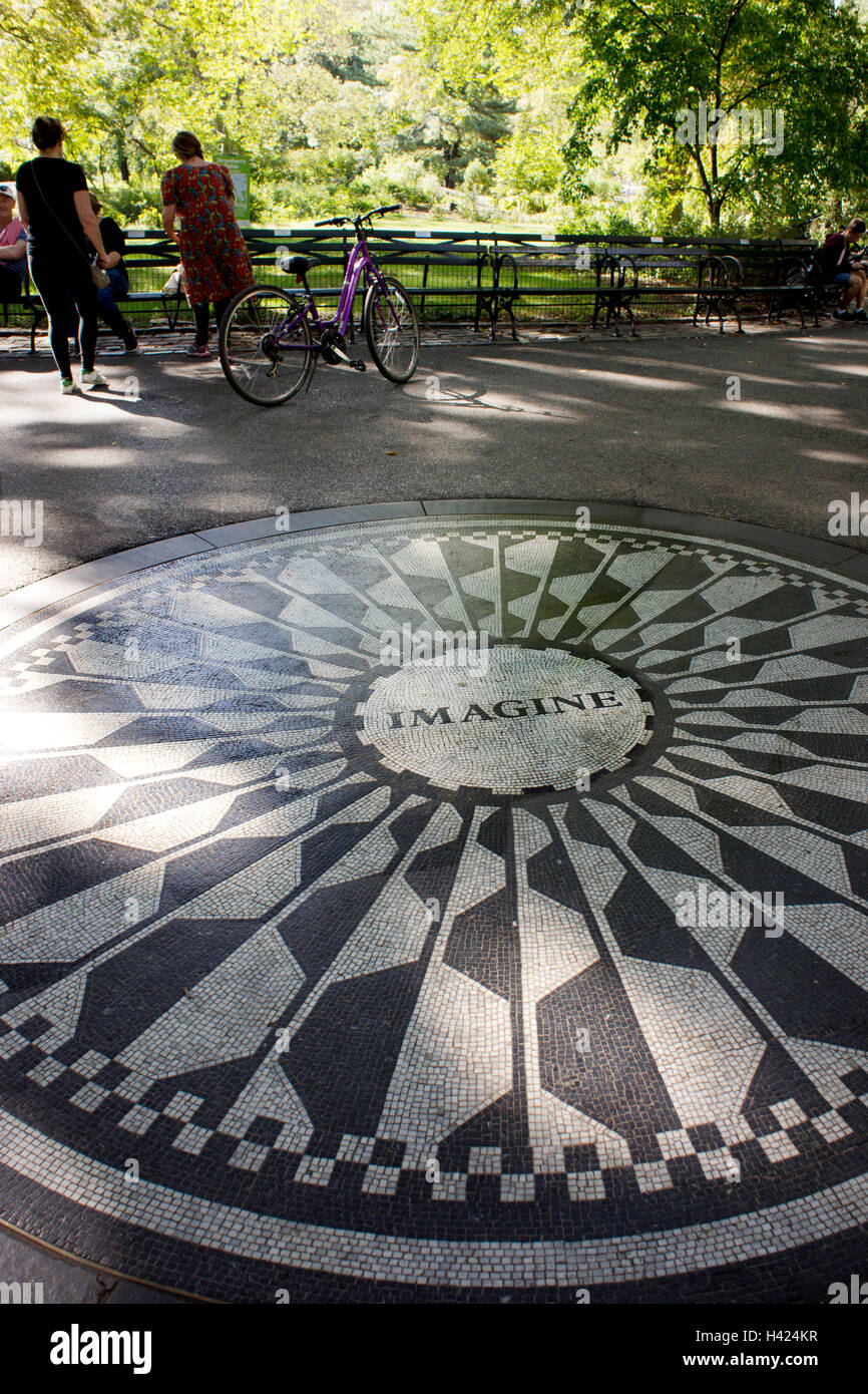 'Imagine' de John Lennon mosaico memorial en Strawberry Fields en Central Park, New York. Foto de stock