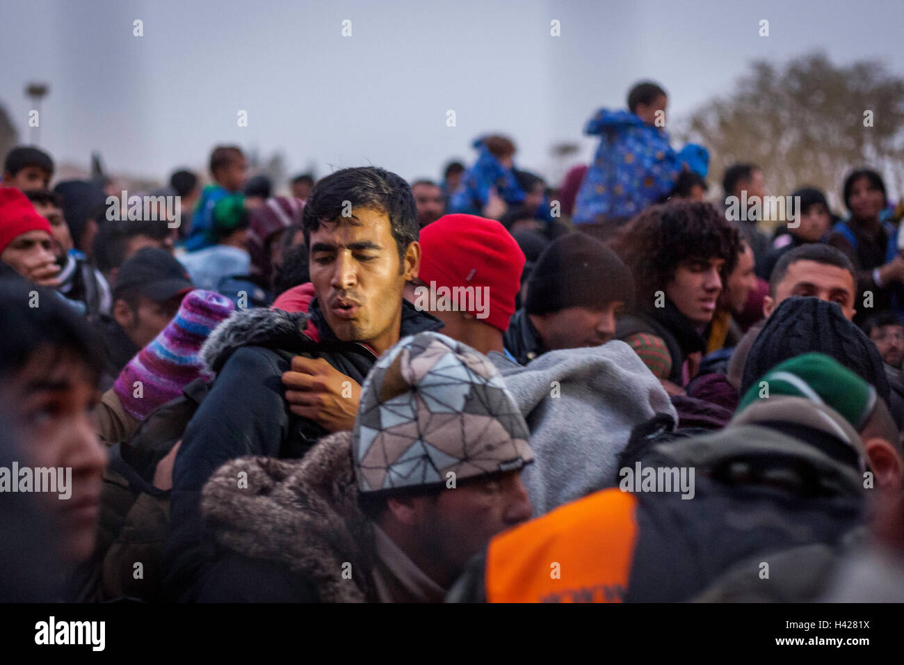 Refugiados esperando transporte en Spielfeld campamento de refugiados en la frontera Slovenian-Austrian Foto de stock